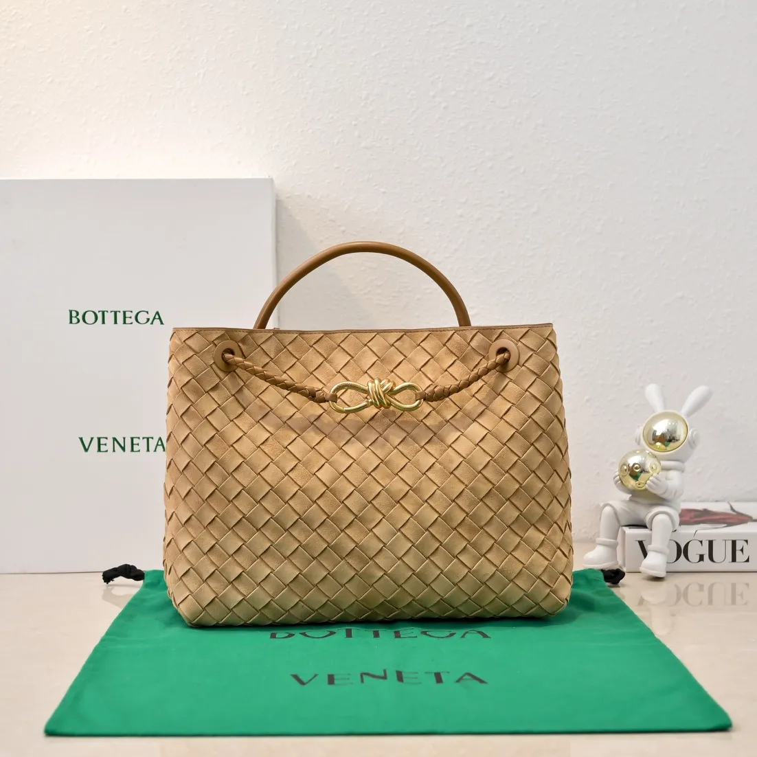 Batch 2360 BV new Andiamo is shipped‼ ️Really popular🔥The new Andiamo woven handbag launched by Bottega Veneta this season is really popular all over the world! ! Celebrities at home and abroad have worn it, and Oscar-winning actress Michelle Yeoh has taken it out on the street. Song Jia, Trai Yara, Yu Feihong, Sanji Ayaka, Rosie Hunting-Whiteley, Yoshioka Riho, etc. have all picked up this bag. It is classic and versatile, showing off its temperament, and the bag capacity is also large, which is very convenient for daily commuting! ! A variety of carrying methods, the shoulder straps can be adjusted by yourself, the original lambskin feels soft and delicate, and the unisex style breaks gender boundaries and brings a more practical and longer-lasting use experience. Andiamo, which has both elegant and casual styles, perfectly interprets the true appearance of "fashionable old money style". Style number: 8463 Size: 32*24*12